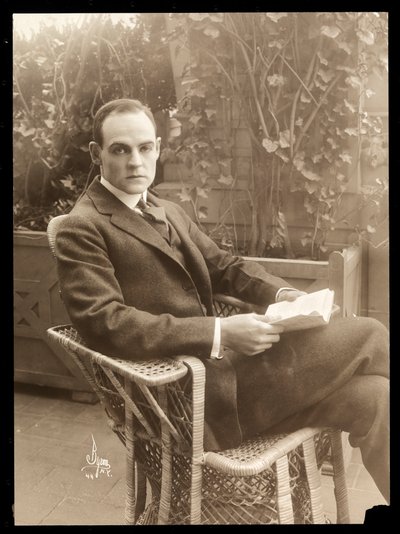 Howard Estabrook in een tuin, 1915-16 (zilveren gelatin afdruk) door Byron Company