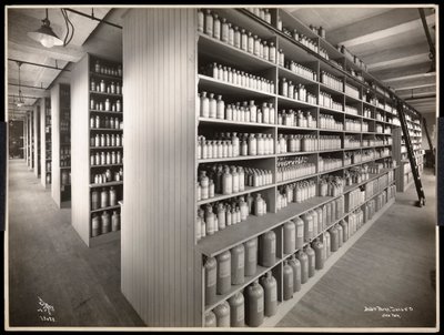 Interieur van een chemische opslagruimte bij Parke, Davis en Co., chemici, Hudson en Vestry Streets, New York, 1910 door Byron Company