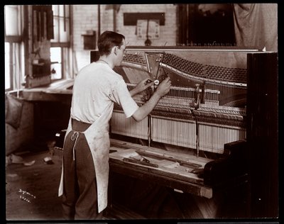 Man aan het werk in de Hardman, Peck und Co. pianofabriek, New York, 1907 door Byron Company
