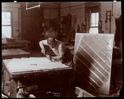 Man aan het werk in de Hardman, Peck und Co. pianofabriek, New York, 1907 door Byron Company