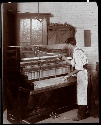 Man aan het werk in de Hardman, Peck en Co. pianofabriek, New York, 1907 door Byron Company