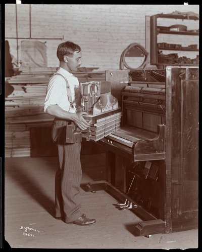 Man aan het werk in de Hardman, Peck en Co. pianofabriek, New York, 1907 door Byron Company