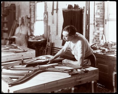 Man aan het werk in de Hardman, Peck und Co. pianofabriek, New York, 1907 door Byron Company