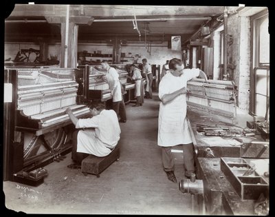 Mannen aan het werk in de Hardman, Peck und Co. pianofabriek, New York, 1907 door Byron Company