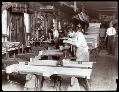Mannen aan het werk in de Hardman, Peck en Co. pianofabriek, New York, 1907 (zilveren gelatin afdruk) door Byron Company