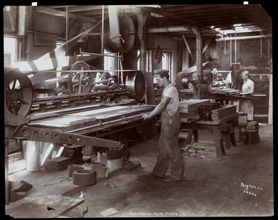 Mannen aan het werk in de Hardman, Peck und Co. pianofabriek, New York, 1907 door Byron Company