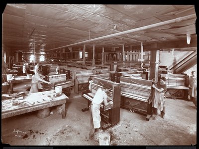 Mannen aan het werk in de Harrington Piano Co. fabriek, 1907 door Byron Company