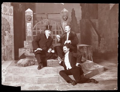 Oscar Hammerstein en twee anderen in het Manhattan Opera House, ca. 1905 door Byron Company
