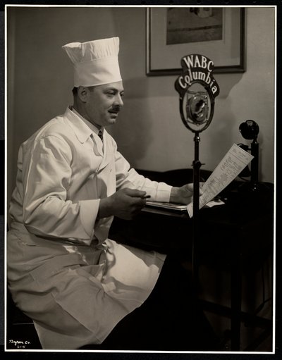 Portret van Chef Maurice Hervieux bij de microfoon in het Hotel Commodore, 1930 door Byron Company