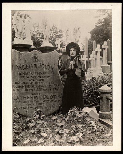 Portret van Eva Booth bij het graf van haar vader, Generaal William Booth, c.1915 door Byron Company