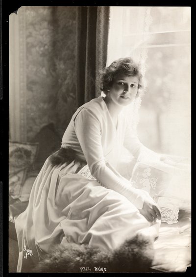 Portret van Hazel Dawn, c.1915 door Byron Company