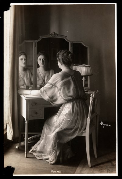 Portret van Jobyna Howland zittend aan haar kaptafel, 1908-9 door Byron Company