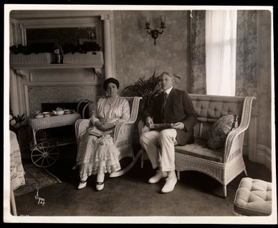 Portret van de heer en mevrouw Howard zittend in hun woonkamer aan 200 5th Avenue, New York, 1916-6 door Byron Company