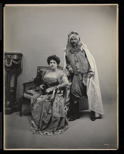 Portret van een niet-geïdentificeerde man en vrouw op het James Hazen Hyde Bal, New York, 31 januari 1905 door Byron Company