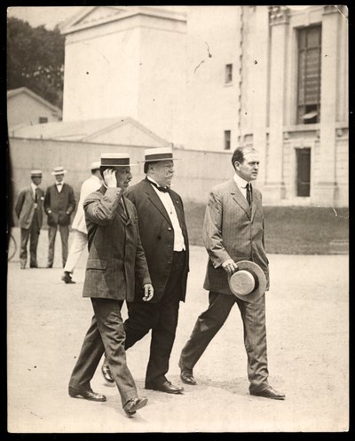 President William Howard Taft met Professor Arthur Twining Hadley van Yale University en een andere man, 1900-20 door Byron Company