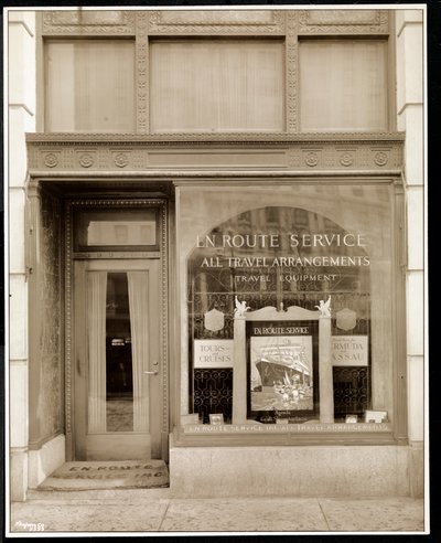 Winkelpui van En Route Service, Inc., in het Savoy Plaza Hotel, 59th Street en 5th Avenue, New York, 1928 (zilveren gelatin afdruk) door Byron Company