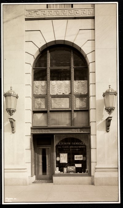 Winkelpui van En Route Service, Inc., in het Savoy Plaza Hotel, 59th Street en 5th Avenue, New York, 1928 door Byron Company