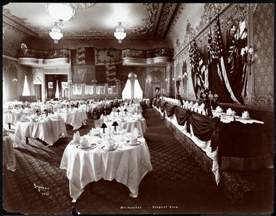 Gedekte tafels in de banketzaal van Hotel Delmonico door Byron Company