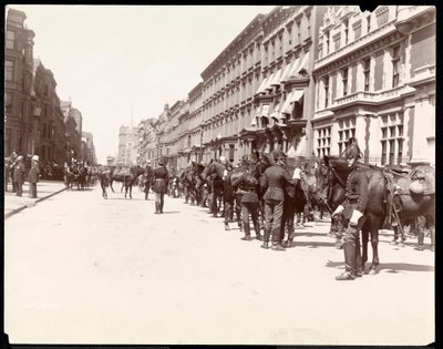 Het personeel van de gouverneur wacht op de aankomst van Li Hung Chang in het Waldorf Astoria Hotel, 34th Street, New York, 1896 door Byron Company