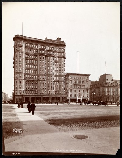 Het Hotel Savoy aan 59th Street en 5th Avenue, uitzicht vanaf de ingang van Central Park, New York, 1898 door Byron Company