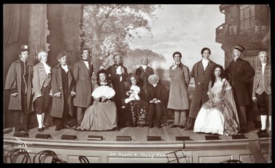 De cast van een amateurproductie van een toneelstuk getiteld The Old Heads and Young Hearts, gepresenteerd op Barnard College, New York door Byron Company