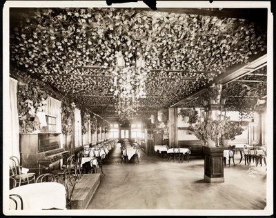De eetkamer in het Hotel Dolphin, New York, 1915 door Byron Company