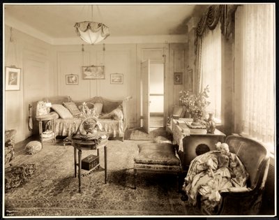 De salon van suite 1047 in het Hotel Majestic, 1925 door Byron Company