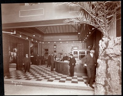 De lobby en registratiebalie in het Hotel Victoria, 1900 of 1901 door Byron Company