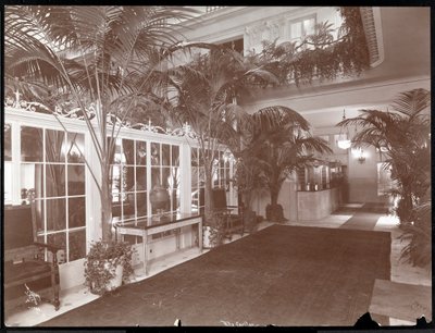 De Lobby en Registratiedesk in het Ritz-Carlton Hotel, ca. 1910-11 door Byron Company
