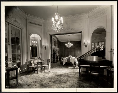 De muziekkamer van de Louis XVI Suite in het Hotel St. Regis, 1937 door Byron Company