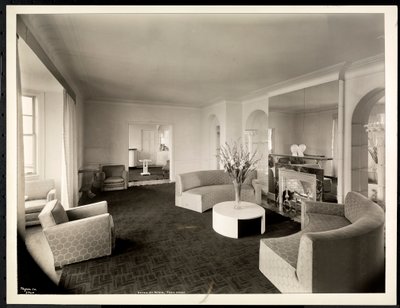 De salon van het penthouse in het Hotel St. Regis, 1937 door Byron Company