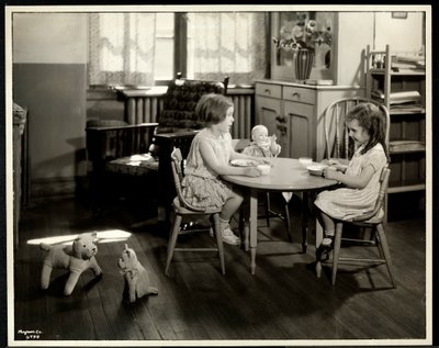 Twee blinde meisjes die eten aan een kleine tafel met een pop bij de New York Association for the Blind, 111 East 59th Street, New York, 1933 (zilveren gelatin afdruk) door Byron Company
