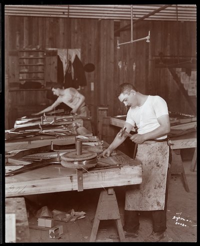 Twee mannen werken in de Harrington Piano Co. fabriek, 1907 door Byron Company