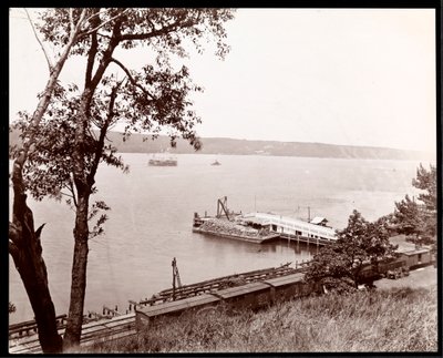 Uitzicht noordoost vanaf Riverside Drive en Park richting de Hudson River, New York, c.1893 door Byron Company