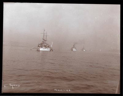 Uitzicht op een karavaan van Amerikaanse oorlogsschepen in de Hudson River in de mist tijdens het bezoek van Prins Louis van Battenberg, 1905 door Byron Company