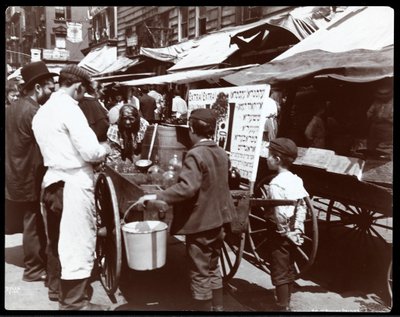 Kinderen kopen drankjes van een marskramer op Hester Street, New York, 1898 door Byron Company