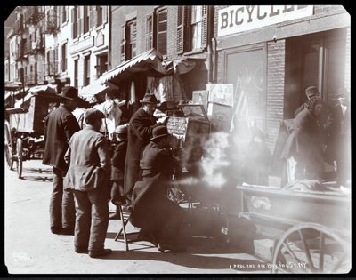 Uitzicht op straatverkopers, waaronder een die fotografische beelden van exotische plaatsen toont in een kijkdoos, op Bayard Street, New York, 1898 door Byron Company