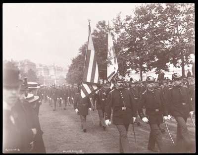 Uitzicht op de oude artillerie van Boston die in een parade marcheert in Londen, Engeland, 1897 door Byron Company