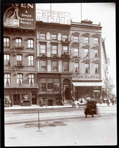 Uitzicht op het Hotel Hungaria en het Hotel Hugh Slevin op Union Square East en 14th Street, New York, 1905 door Byron Company
