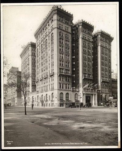 Uitzicht op het Hotel Majestic aan 72nd Street vanaf Central Park West, New York, 1920 door Byron Company
