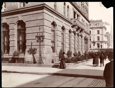Uitzicht op het Waldorf Astoria Hotel en de J. J. Astor-residentie langs 5th Avenue bij 33rd en 34th Street, New York, 1895 (zilveren gelatin afdruk) door Byron Company