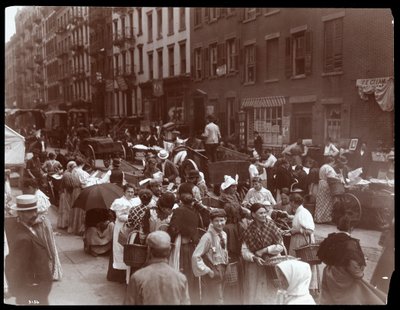 Uitzicht op de menigte en venters op Hester Street, New York, 1899 door Byron Company