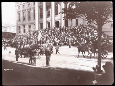 Uitzicht op de menigte op de trappen van Brooklyn Borough Hall tijdens de Brooklyn Police Parade, 1897 door Byron Company