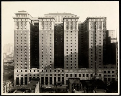 Uitzicht op de zuidkant van het Hotel Pennsylvania, 7th Avenue en 32nd Street, New York, 1919 door Byron Company