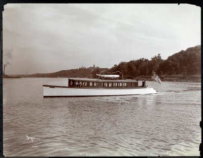 Uitzicht op het jacht Delicia van de New York Yacht, Launch en Engine Co. op de Hudson River nabij Morris Heights, New York, 1903 door Byron Company