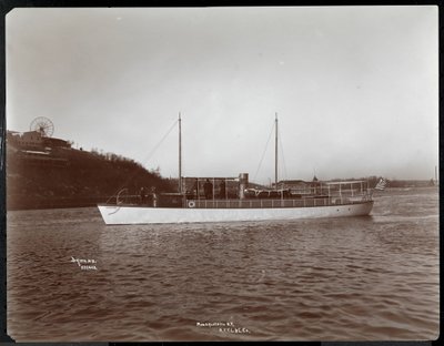 Uitzicht op het jacht Mousquetaire van de New York Yacht, Launch und Engine Co. op de Harlem River, New York, 1905 door Byron Company
