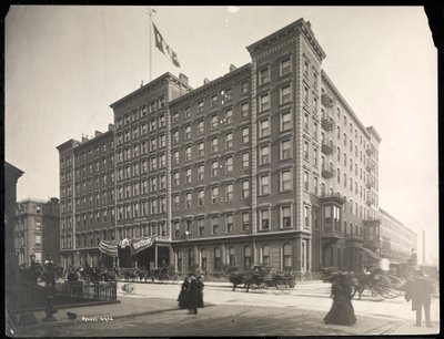 Windsor Hotel aan 5th Avenue van 46th tot 47th Streets, New York, 1898 door Byron Company