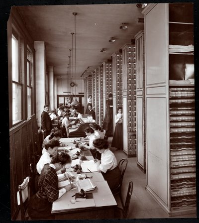 Vrouwen die werken in een archiefkamer, onder mannelijke supervisie, bij de Metropolitan Life Insurance Co. aan 23rd Street en Madison Avenue, New York, 1907 door Byron Company