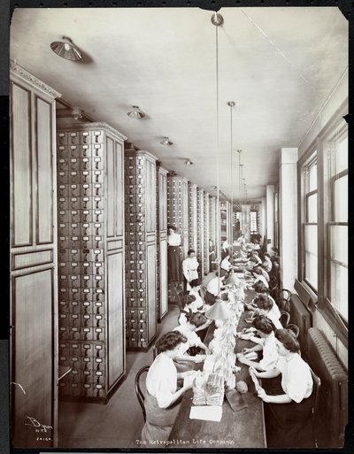 Vrouwen die werken in een archiefkamer, onder mannelijke supervisie, bij de Metropolitan Life Insurance Co. aan 23rd Street en Madison Avenue, 1907 door Byron Company