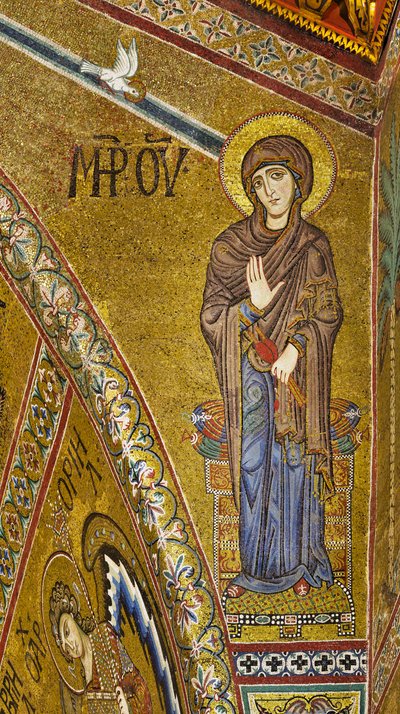 Apsis: Annunciatie Maagd, Byzantijns mozaïek met gouden achtergrond in het timpaan van de apsis door Byzantine